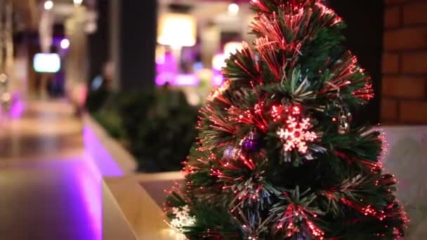 Pequena Árvore Natal Girando Com Iluminação Flocos Neve Bolas — Vídeo de Stock