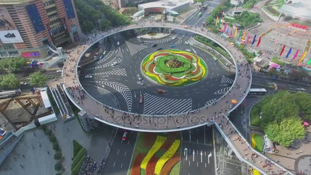 Shanghai Nov 2015 Tráfico Urbano Intersección Carreteras Con Puente Peatonal — Vídeos de Stock