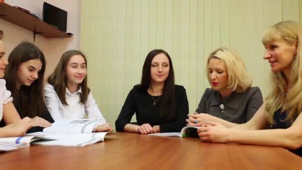 Velký Stůl Kde Sedí Tři Učitelé Sedm Studentů Třídě — Stock video