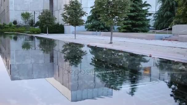 Philadelphia Amerikai Egyesült Államok 2014 Szeptember Nyugodt Víz Szökőkút Mellett — Stock videók