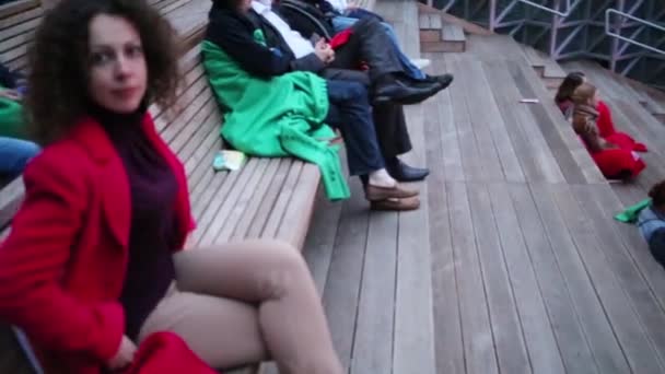 Жінка Червоних Сидіння Open Air Кіно Інших Людей Дивитися Кіно — стокове відео