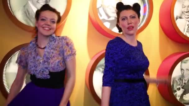 Moscow Jan 2015 Duas Mulheres Dançam Perto Retrato Estrelas Americanas — Vídeo de Stock