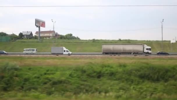 从行驶中的列车的窗口看 平行于道路的景色 — 图库视频影像