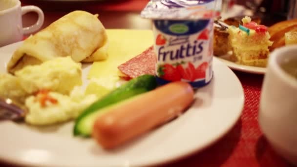 Lechischevo Oroszország Február 2015 Étkezés Joghurt Fruttis Campina Cég Gyárt — Stock videók