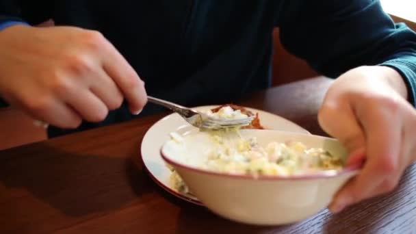Mãos Rapaz Acrescentam Salada Boliche Mesa Madeira Restaurante — Vídeo de Stock