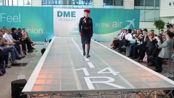 モスクワ ロシア 2015 モデルに示します制服ファッションでエア ベルリンがドモジェドヴォ空港で Dme の滑走路を表示 — ストック動画