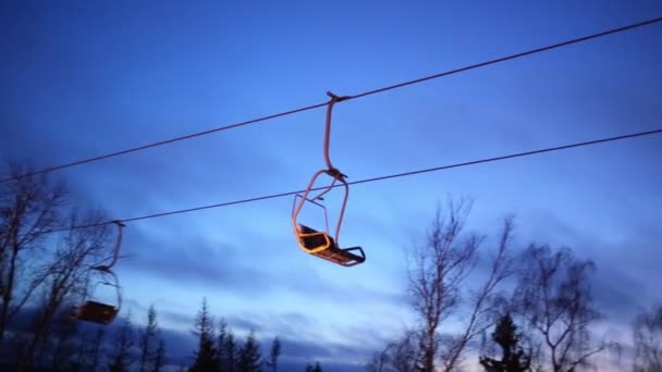 Nachts Leere Seilbahn Und Baumwipfel Wald — Stockvideo