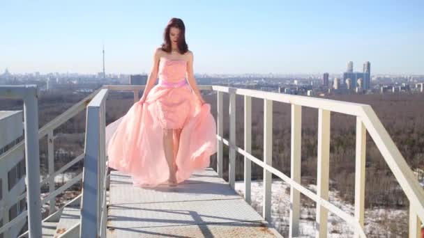 Женщина Розовом Красивом Платье Садится Крышу — стоковое видео