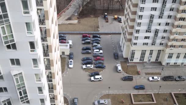 Auto Parcheggiate Vicino Agli Alti Edifici Residenziali Sopra Vista — Video Stock