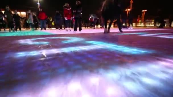 モスクワ ロシア連邦 2014 人スケート スケート リンク氷の表面の Vdnh 夜で内側から照らされました — ストック動画