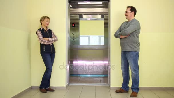 男と女は 開いたエレベーターの反対側に立っています — ストック動画
