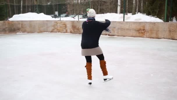 代少女優雅なスケート スケート リンク冬の日 — ストック動画