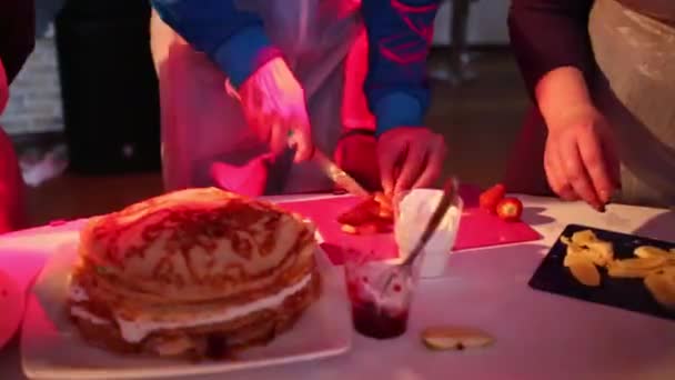 Handen Van Mensen Koken Gebak Van Pannenkoeken Fruit — Stockvideo