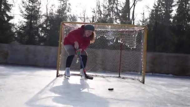 在溜冰场的冬天 快乐的年轻女子扮演守门员的曲棍球 — 图库视频影像