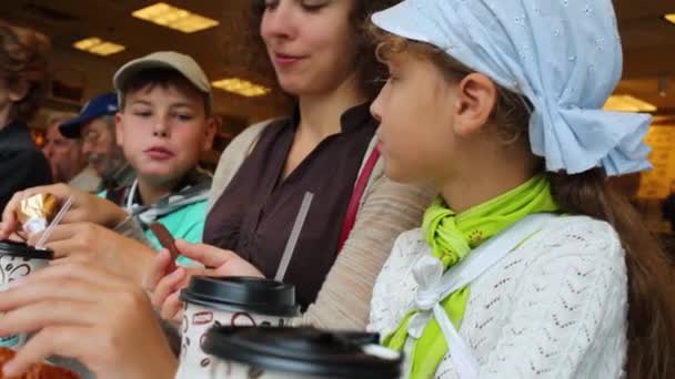 2014年8月22日 母亲和两个孩子在百老汇的 Zabars 咖啡厅吃早餐 — 图库视频影像