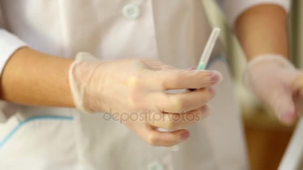 Handen Van Vrouwelijke Arts Die Verwijdert Dop Gonna Geneeskunde Opzeggen — Stockvideo