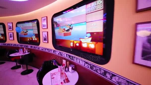 Moscow Jan 2015 Displays American Cartoons Beverly Hills Diner Network — Stock Video
