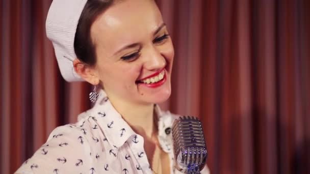 Jolie Jeune Femme Bonnet Blanc Sourit Près Microphone Rétro — Video