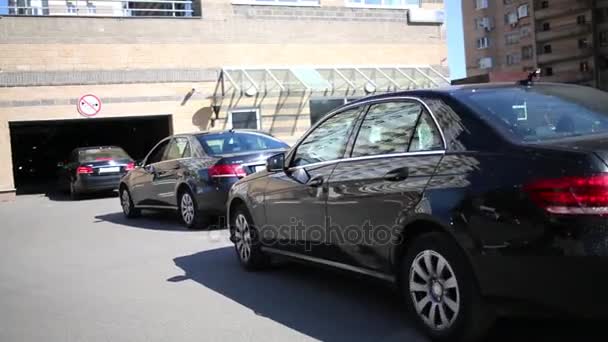 Moskou April 2015 Zwarte Mercedes Rijden Ondergrondse Parkeergarage Mercedes Benz — Stockvideo