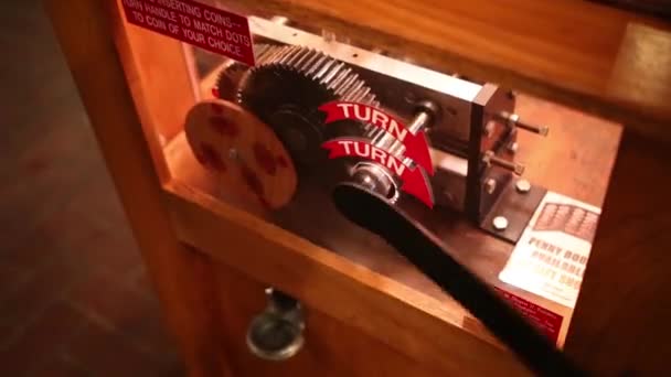 Philadelphia Сша Сентября 2014 Года Мальчик Поворачивает Рычаг Машины Прессования — стоковое видео