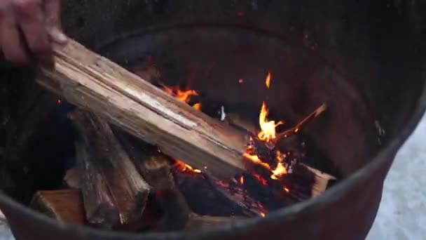 Flamme Dans Réservoir Métal Rouillé Main Jetant Bûche Dans Feu — Video