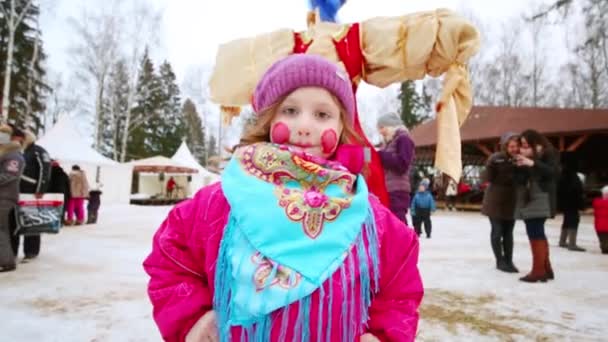 Liten Flicka Med Målade Ansikte Står Bredvid Halm Puppet Och — Stockvideo