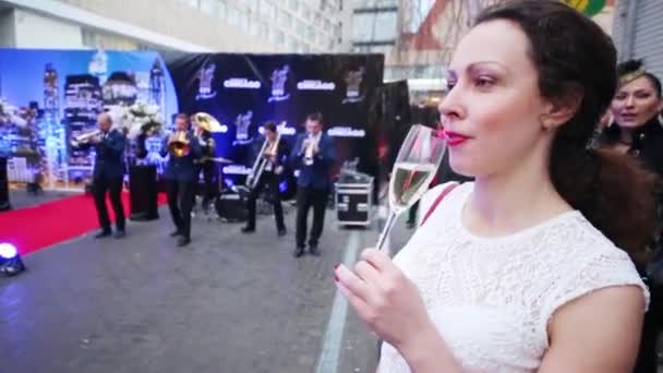 Moscow Apr 2015 Perempuan Minum Anggur Saat Perayaan Tahun Pertama — Stok Video