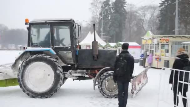 莫斯科 2015年1月9日 在索科尔尼基公园进行雪地清洁的拖拉机 索科尔尼基公园是最旧的公园在莫斯科和其中一个最大在欧洲 — 图库视频影像