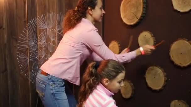 Moeder Meisje Spelen Met Stokken Houten Wielen Muur — Stockvideo