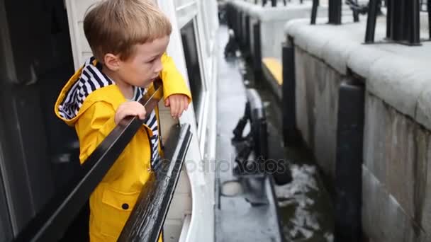 Little Boy Yellow Jacket Looking Boat Approaching Pier — Stock Video