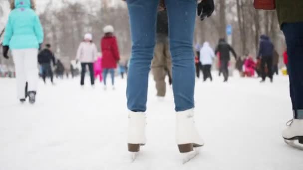 Nogi Dziewczyny Dżinsy Jazda Łyżwach Winter Park Czasie Opadów Śniegu — Wideo stockowe