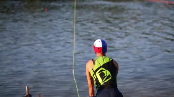 Parte Trás Atleta Wakeboard Pulando Costa Por Corda — Vídeo de Stock