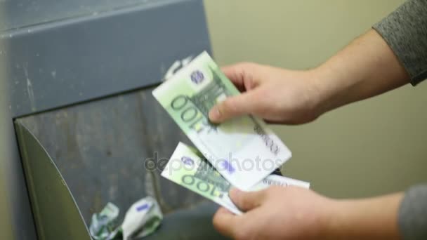 Hombre Arruga Billetes 100 Euros Los Tira Basura — Vídeos de Stock