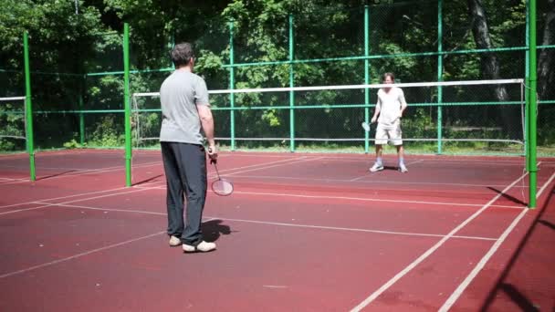 Två Män Som Spelar Badminton Utomhus Idrottsplan Solig Dag — Stockvideo