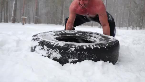 Guy Gira Grande Pneumatico Sportsground Inverno Bosco Innevato — Video Stock