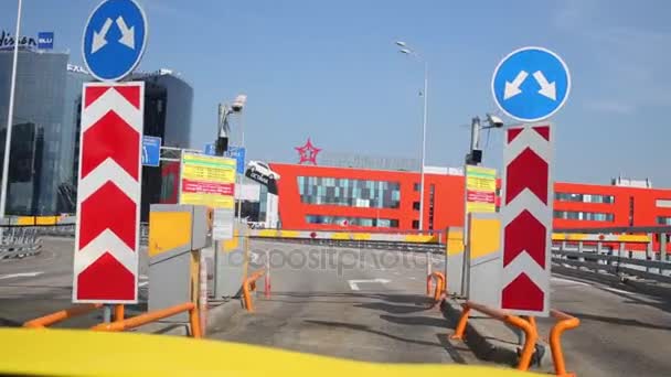 Moscow Russia Aug 2014 Car Approaches Tollbooth Sheremetyevo Airport Moscow — Stock Video