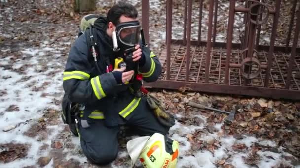 Feuerwehrmann trägt Maske des nordöstlichen Landkreises (russisches Katastrophenschutzministerium)) — Stockvideo