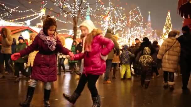 Mosca Gennaio 2015 Due Ragazze Felici Ballano Strada Alla Fiera — Video Stock