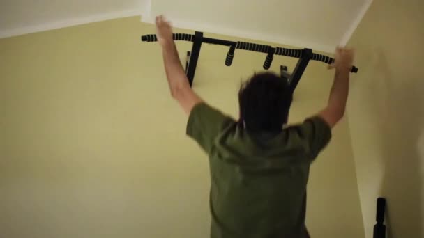Homem Escorregando Suas Mãos Casa Barra Horizontal Fixada Parede — Vídeo de Stock