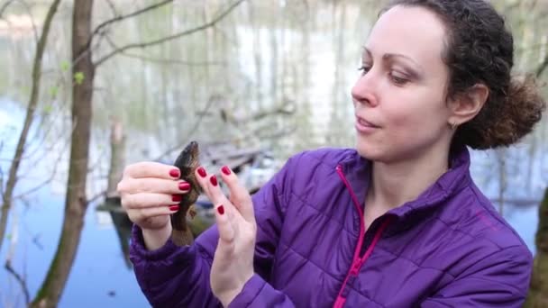 Ένα Χαμογελαστό Γυναίκα Κρατώντας Ένα Μικρό Φρέσκο Ψάρι — Αρχείο Βίντεο