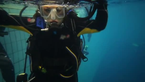 Femme Avec Équipement Spécial Regarde Caméra Dans Piscine — Video