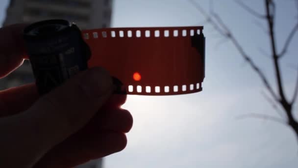 Mão Homem Que Olha Eclipse Solar Parcial Através Filme Fotográfico — Vídeo de Stock