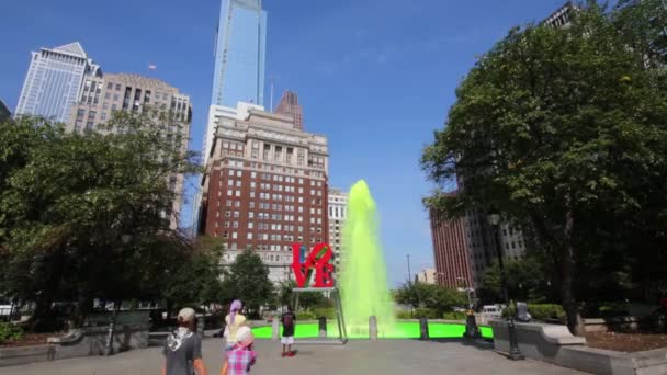 2014年9月02日 人们走在爱公园的喷泉和雕塑的形式 爱铭文 爱公园命名的雕塑爱情由罗伯特印第安纳 创建于1978年 — 图库视频影像