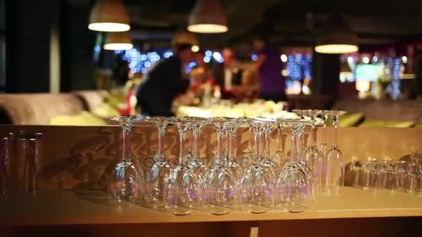 Las Copas Vino Están Invertidas Revés Cafetería Gente Fuera Foco — Vídeos de Stock