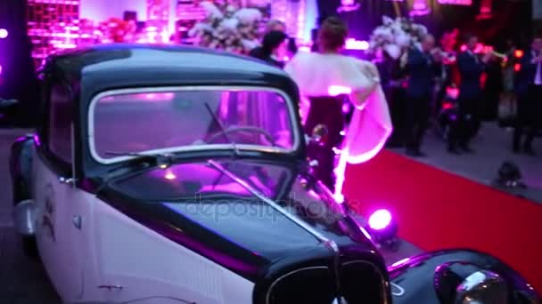 Retro Autos Und Menschen Musiker Während Der Veranstaltung Aus Dem — Stockvideo