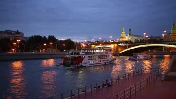 Schepen Van Grote Stenen Brug Kremlin Zeilen Moskou Nacht — Stockvideo