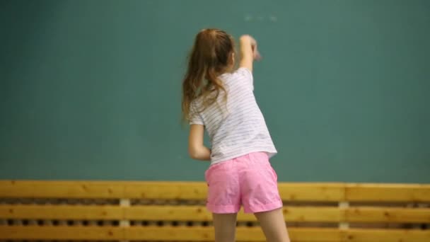 Costas Menina Jogando Bolas Tênis Durante Treinamento — Vídeo de Stock