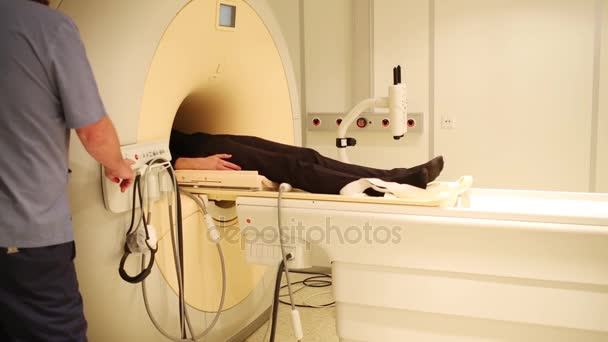Médico Mueve Cama Del Escáner Resonancia Magnética Con Paciente — Vídeo de stock