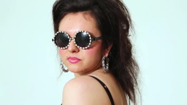 Dunkelhaariges Model Mit Dunkler Runder Sonnenbrille Mit Strasses Posiert Studio — Stockvideo