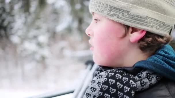 Menino adolescente se movendo em ropeway na floresta de inverno — Vídeo de Stock